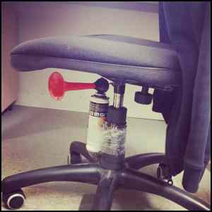 Obrázek '-Air horn office chair prank-      17.12.2012'