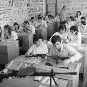 Obrázek '- High school students getting weapons training USSR ca. 1970 -'