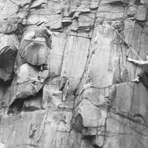 Obrázek '- Ladies Scottish Climbing Club Salisbury Crags. c.1908 -'