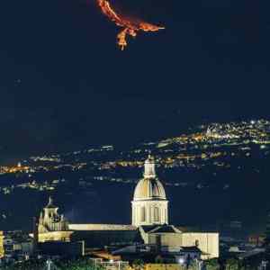 Obrázek '- Lava flowing from Mount Etna E2 80 99s volcanic eruption creates a phoenix -'