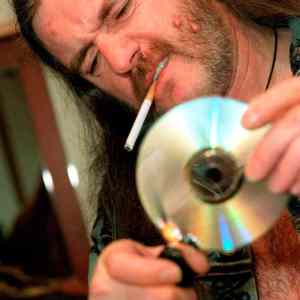 Obrázek '- Lemmy vypaluje cd -'