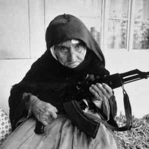 Obrázek '106leta armenska zena hlidajici svuj dum behem Nahorno-Karabasske valky.Armen...'