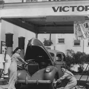Obrázek '1942-Victory Girls 27 Gas Station.full service gas station in California'