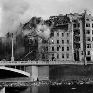 Obrázek '1945 americani bombarduji prazaky'