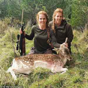 Obrázek '2 girls 1 deer'
