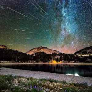 Obrázek '4hrs of Meteors over Mt Lassen from Lake Helen'
