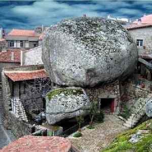 Obrázek 'A Beautiful Village on the Rocks - Portugese'