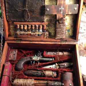 Obrázek 'A rare 19th century vampire hunting kit'