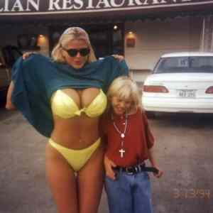 Obrázek 'Anna Nicole Smith photographed with her 8 year old son Daniel in 1994'