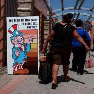 Obrázek 'April Fools Day at the Mexican-American border'