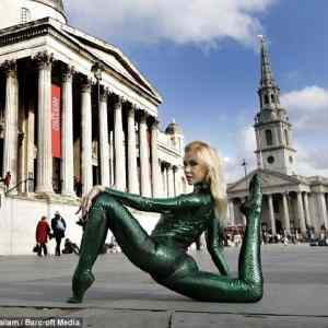 Obrázek 'Astonishing Rubber Girl Zlata Conquers London1'
