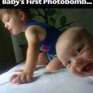 Obrázek 'Baby photobomb'