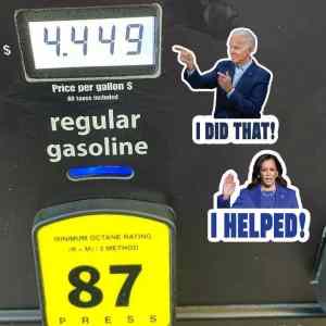 Obrázek 'Biden at gas station'
