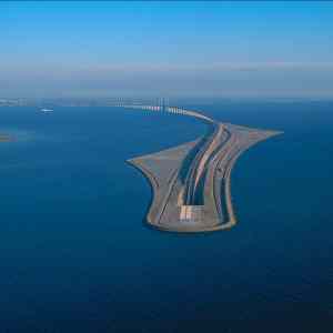 Obrázek 'Bridge over ocean into a tunnel'