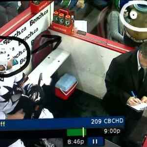Obrázek 'Canucks Fan Flashes Ben Eager In The Penalty Box'