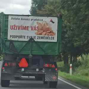 Obrázek 'Cesky zemedelec s ceskou vlajkou'