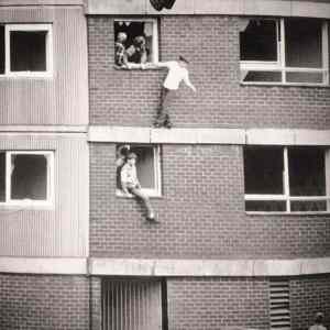 Obrázek 'Children jumping onto mattresses England 1980s'