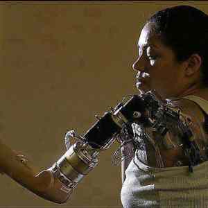 Obrázek 'Claudia Mitchell - bionic arm'