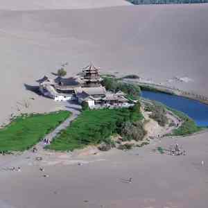 Obrázek 'Crescent lake oasis in Gobi desert - China 16-07-2004'