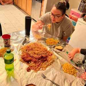 Obrázek 'Crha odnes talire'