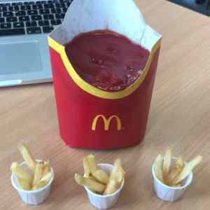 Obrázek 'Enjoying a few fries with my ketchup'