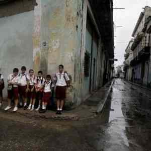 Obrázek 'Foto tyzdna - Kuba - Ziaci cakaju na ucite C4 BEku pocas skolskeho vyletu'