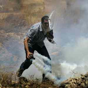 Obrázek 'Foto tyzdna - Palestina - Demonstrant hadze izraelskym jednotkam sp C3 A4t gr...'