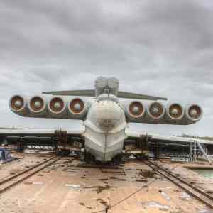 Obrázek 'Front view of the Caspian Sea Monster a Lun-class Ekranoplan'