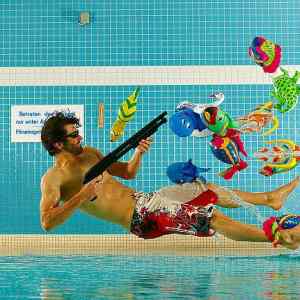 Obrázek 'Funny things happen on the way to the pool bottom'