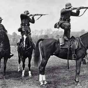 Obrázek 'German soldiers take aim from the backs of horses mid-1930'