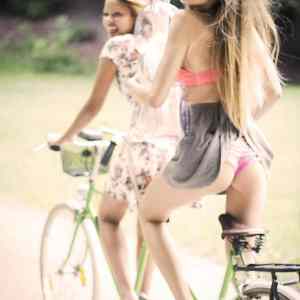 Obrázek 'Girls Love Bikes Pic'