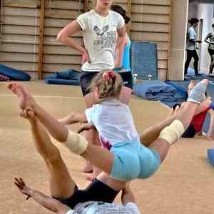 Obrázek 'Girls flexible gymnastics practice'