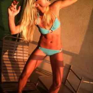 Obrázek 'Girls shotgunning beer2'