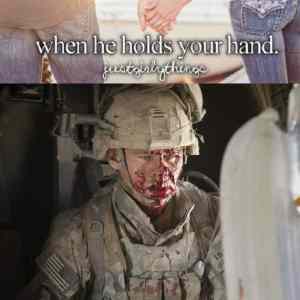 Obrázek 'He&nbsp;holds&nbsp;hand'