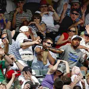 Obrázek 'Hero catches baseball bat and saves his beer'