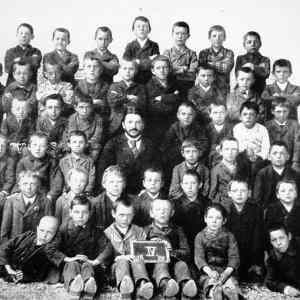 Obrázek 'Hitler Top Center Fourth Grade Class Picture'