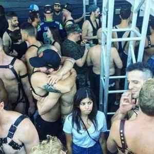 Obrázek 'Holka na srazu roumenistu'