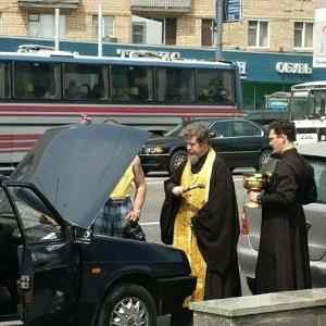 Obrázek 'Holy - Yellow Angel - Car Repair in Russia'