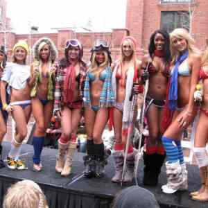 Obrázek 'Hooters Snow Angels Romp Through Aspen 17-12-2011'