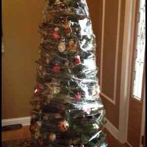 Obrázek 'How my family is going to pack up the Christmas tree this year'