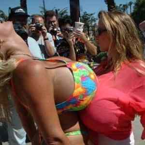 Obrázek 'Huge Boobs Colliding 13-03-2012'