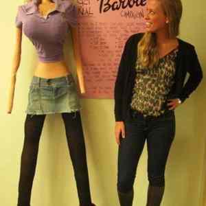 Obrázek 'Jak by vypadala ziva Barbie dle proporci panenky'