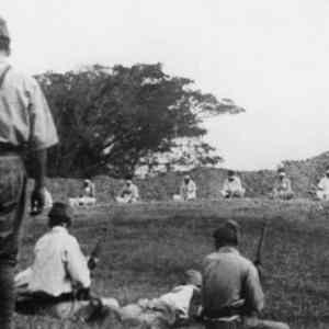 Obrázek 'Japanese troops using prisoners of war for target practice 1942'