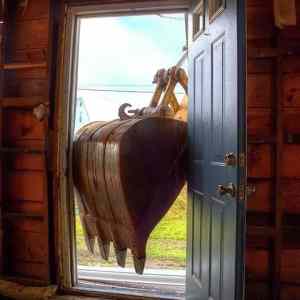 Obrázek 'Jehovah-Witnesses-excavator-door'