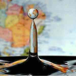 Obrázek 'Just a waterdrop infront of a worldmap 02-01-2012'