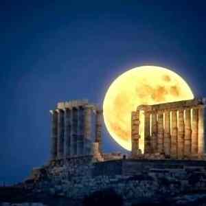 Obrázek 'Just the moon in greece - 10-05-2012'