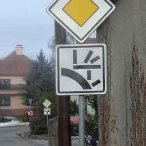 Obrázek 'Kdo komu dava prednost'