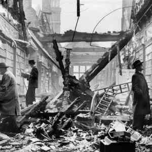 Obrázek 'Keep-calm-and-carry-on-Londoners-continue-to-browse-at-a-bombed-library-1940s'