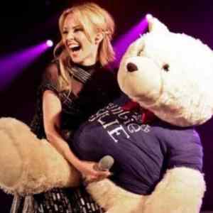 Obrázek 'Kylie vs bear'