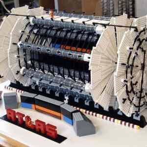 Obrázek 'Lego model of The Large Hadron Collider 24-12-2011'